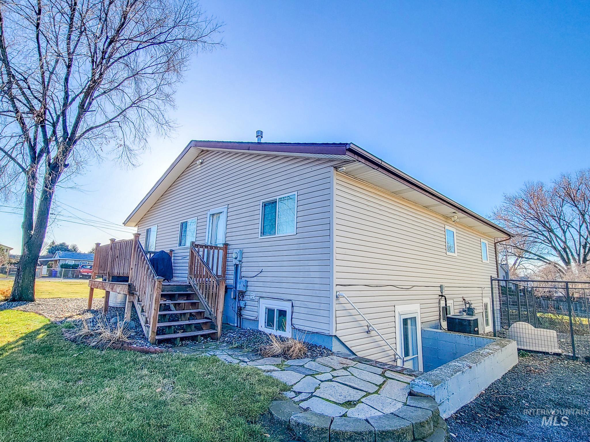 711 Airway Ave Property Photo 2