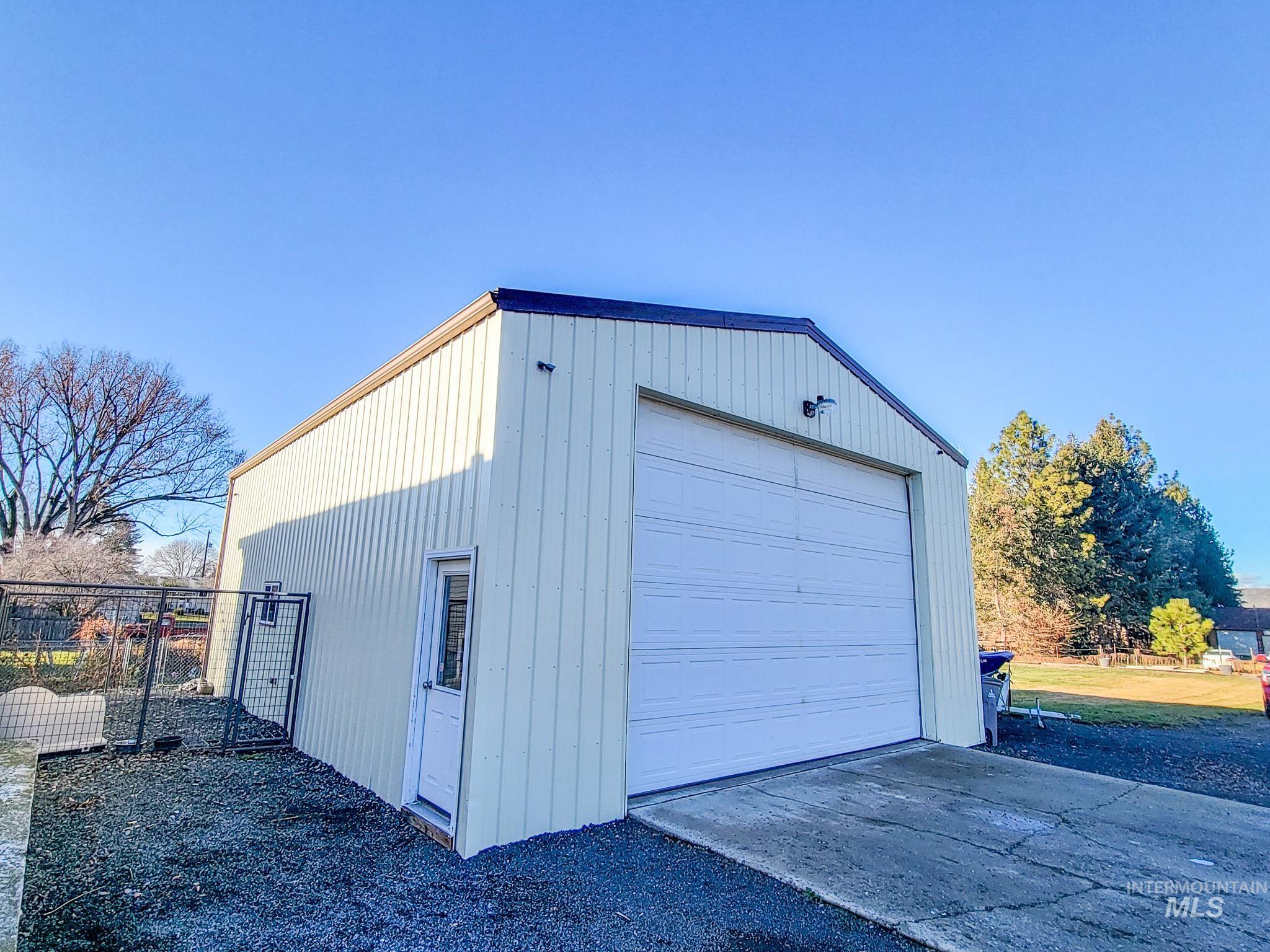 711 Airway Ave Property Photo 3