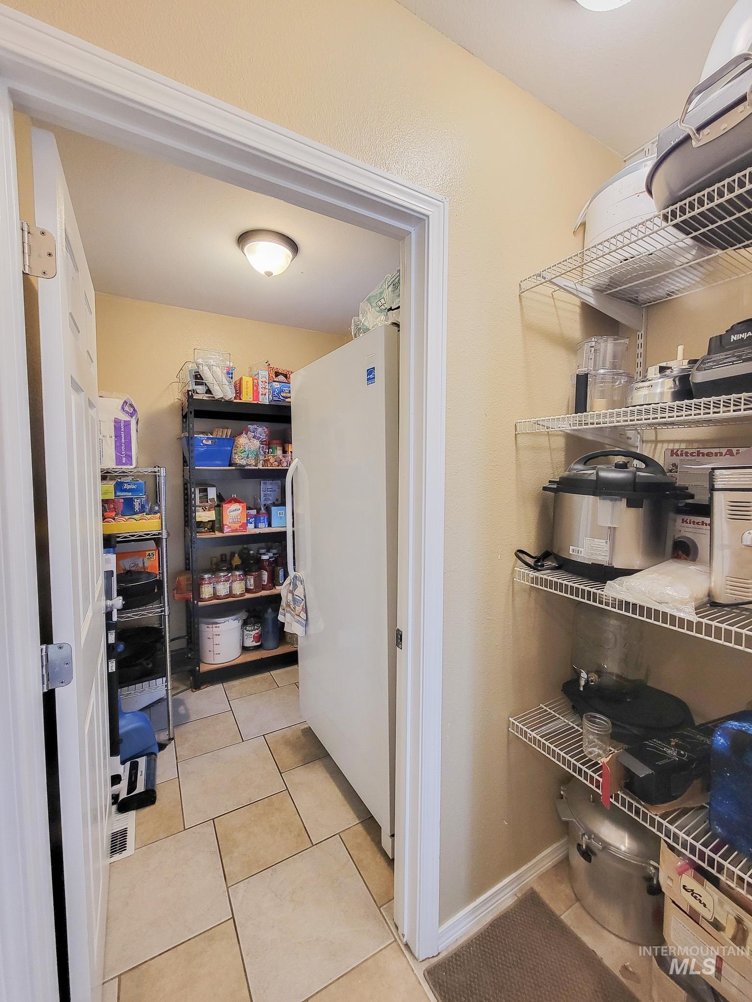 711 Airway Ave Property Photo 12