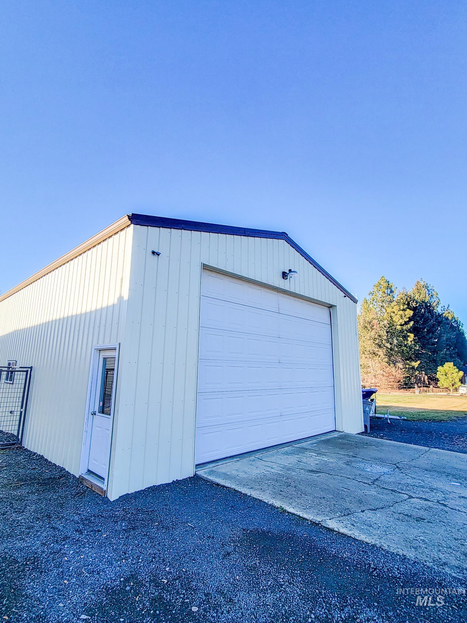 711 Airway Ave Property Photo 33
