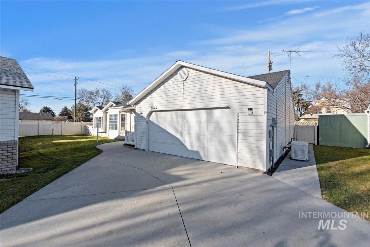 2103 Glenn Way Property Photo 4