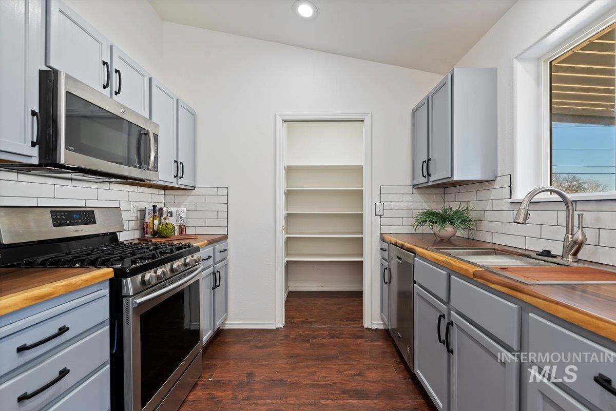 2103 Glenn Way Property Photo 11