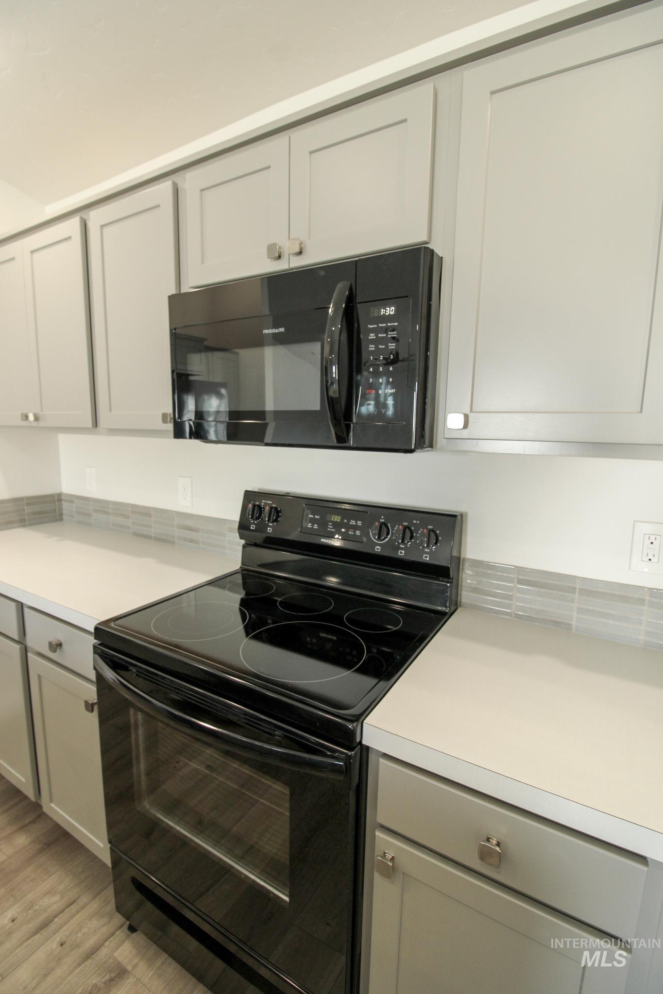 2985 N Mountain Lake Ave Property Photo 5