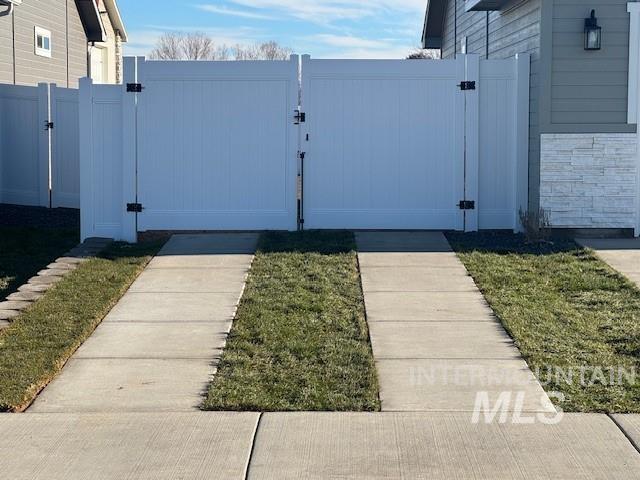 1365 Crescent St Property Photo 2