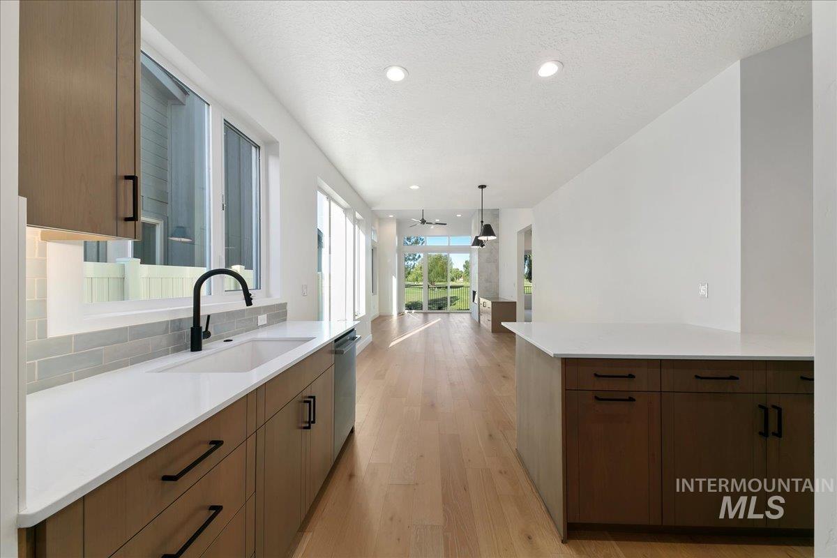 6496 S Astoria Ave Property Photo 10