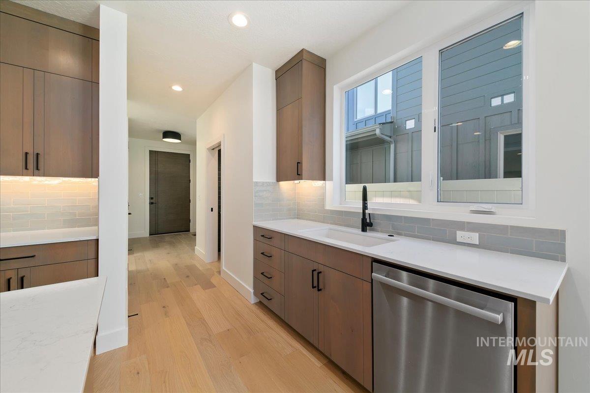 6496 S Astoria Ave Property Photo 11