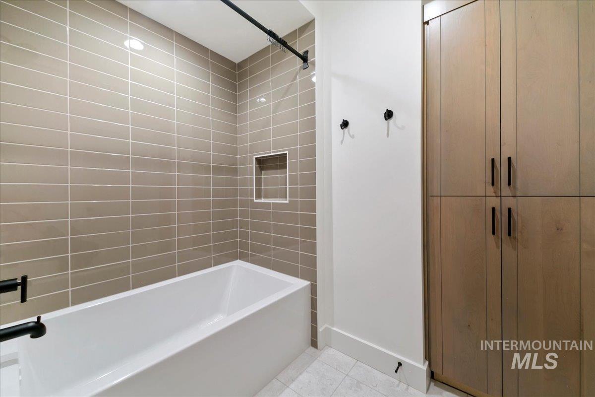 6496 S Astoria Ave Property Photo 25