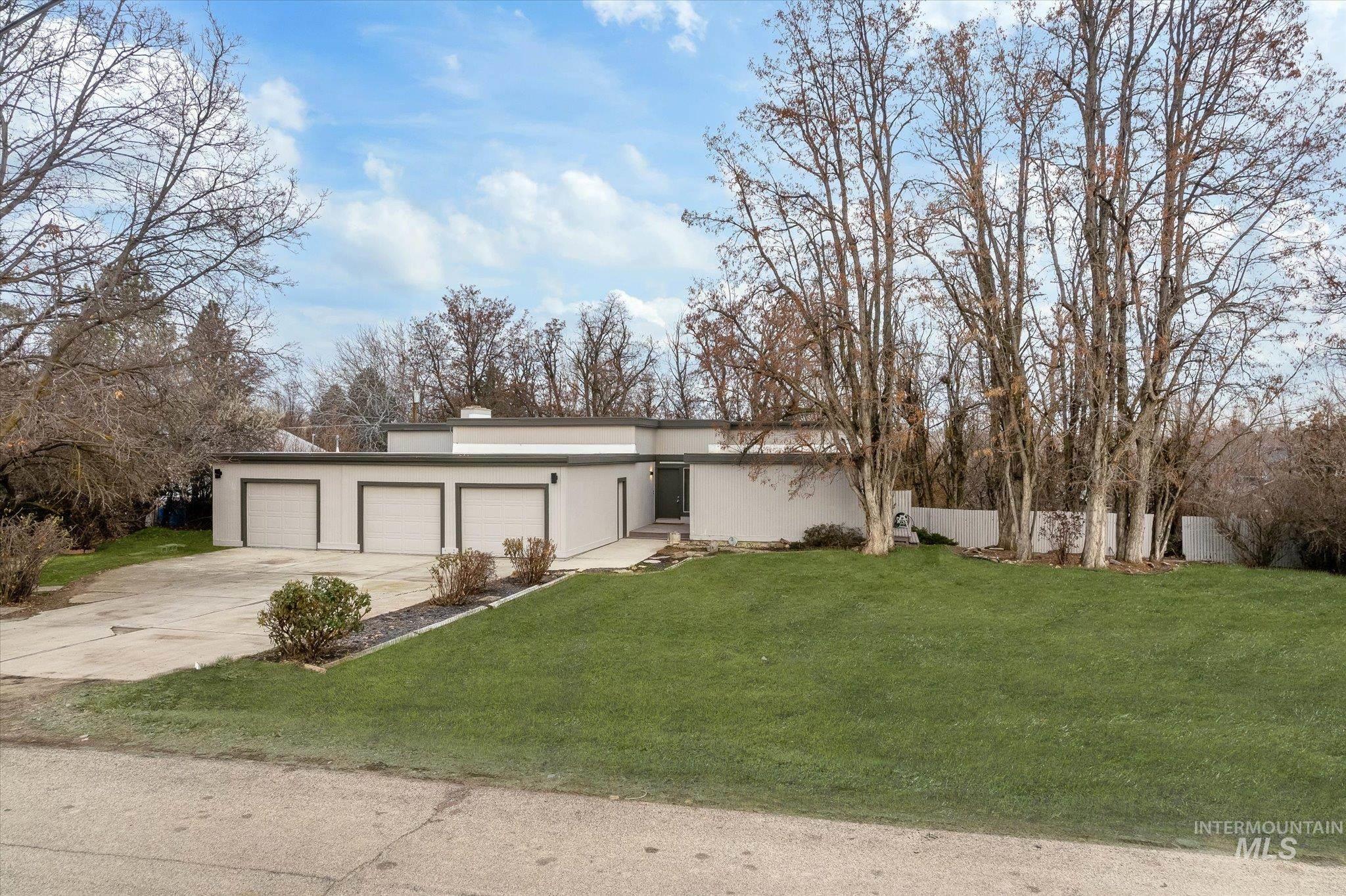 2250 E Cadillac Dr Property Photo 2