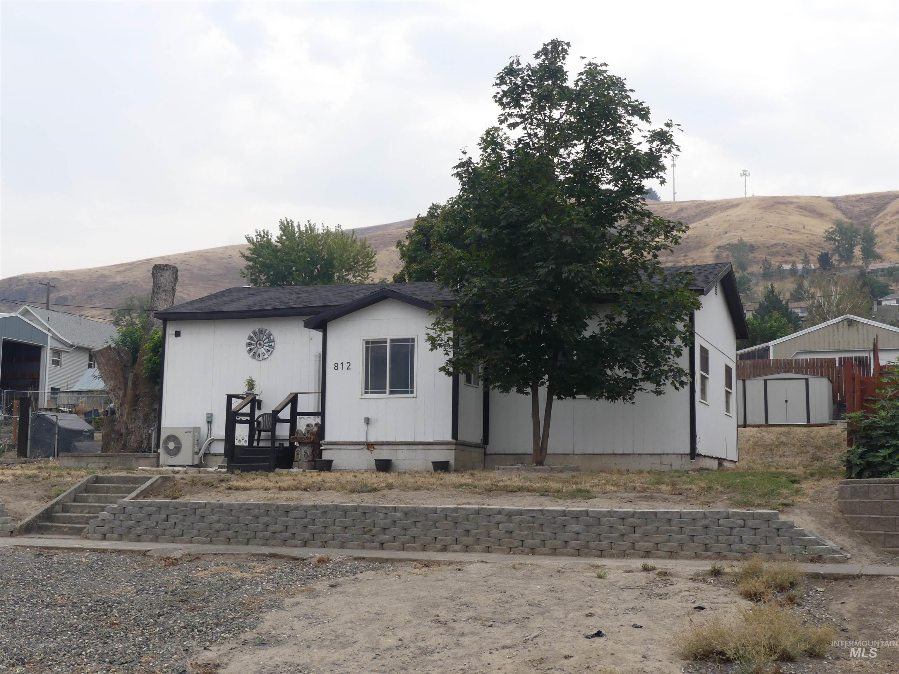 812 2nd St Property Photo