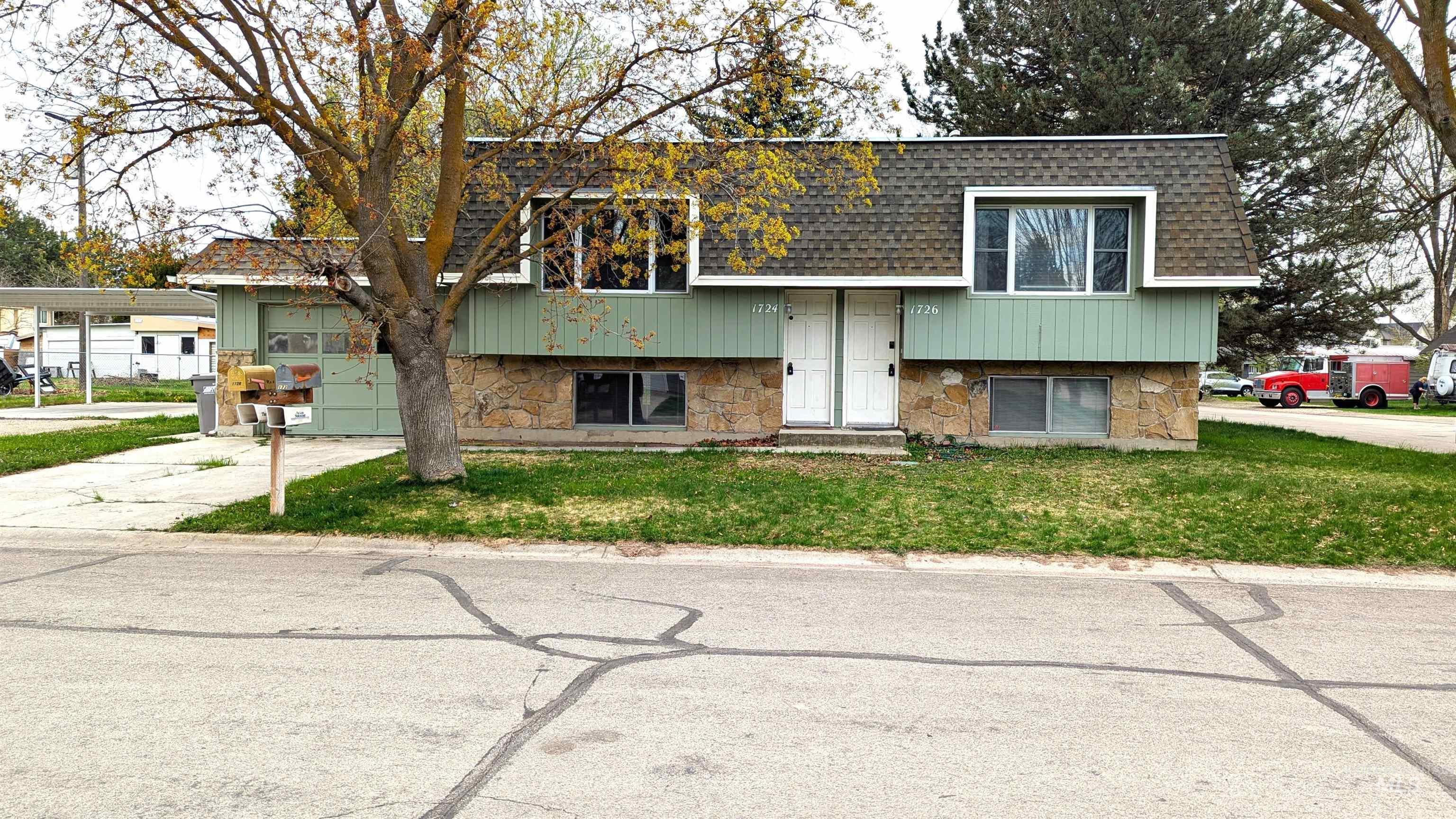 1724 & 1726 W Annett Circle Property Photo 1