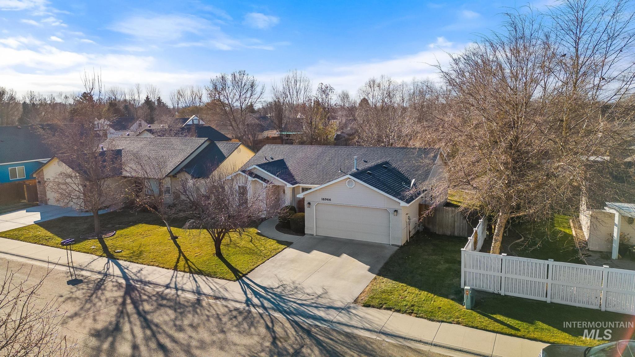 16966 N Thurgood Loop Property Photo 1