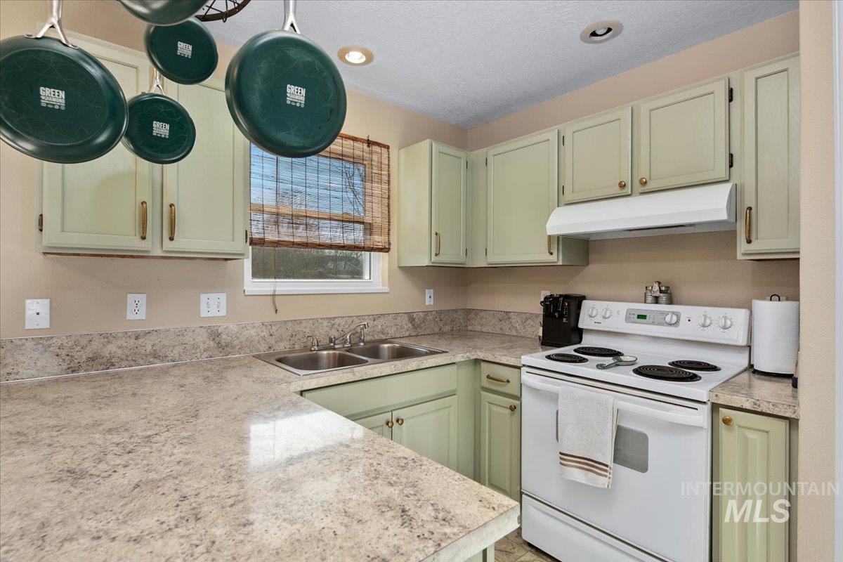 75 W Woodbury Drive Property Photo 11