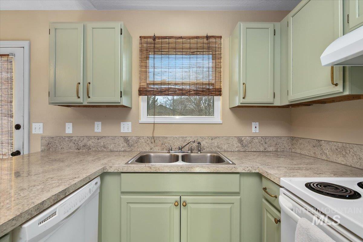 75 W Woodbury Drive Property Photo 13