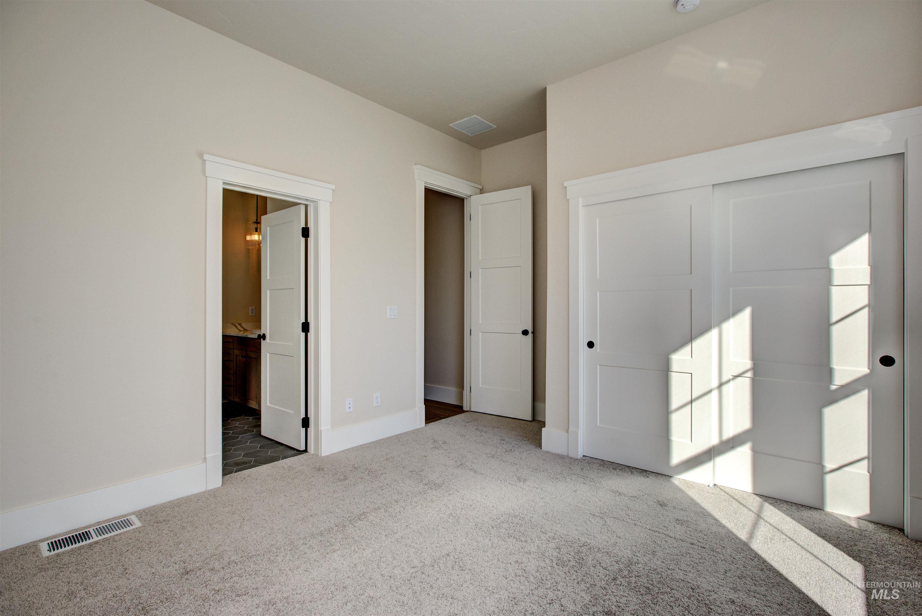 4226 W Thornapple Dr Property Photo 5