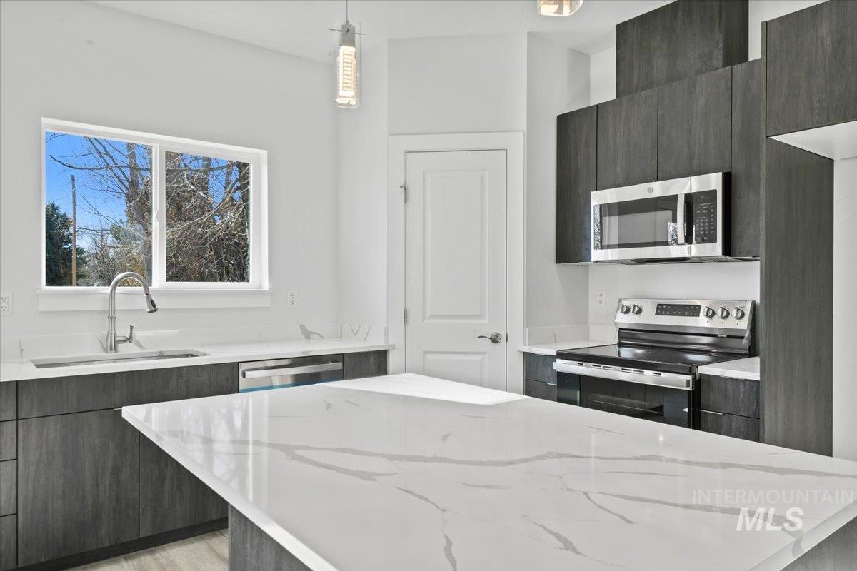 114 3rd St Property Photo 9