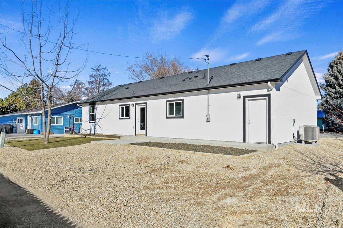 114 3rd St Property Photo 16