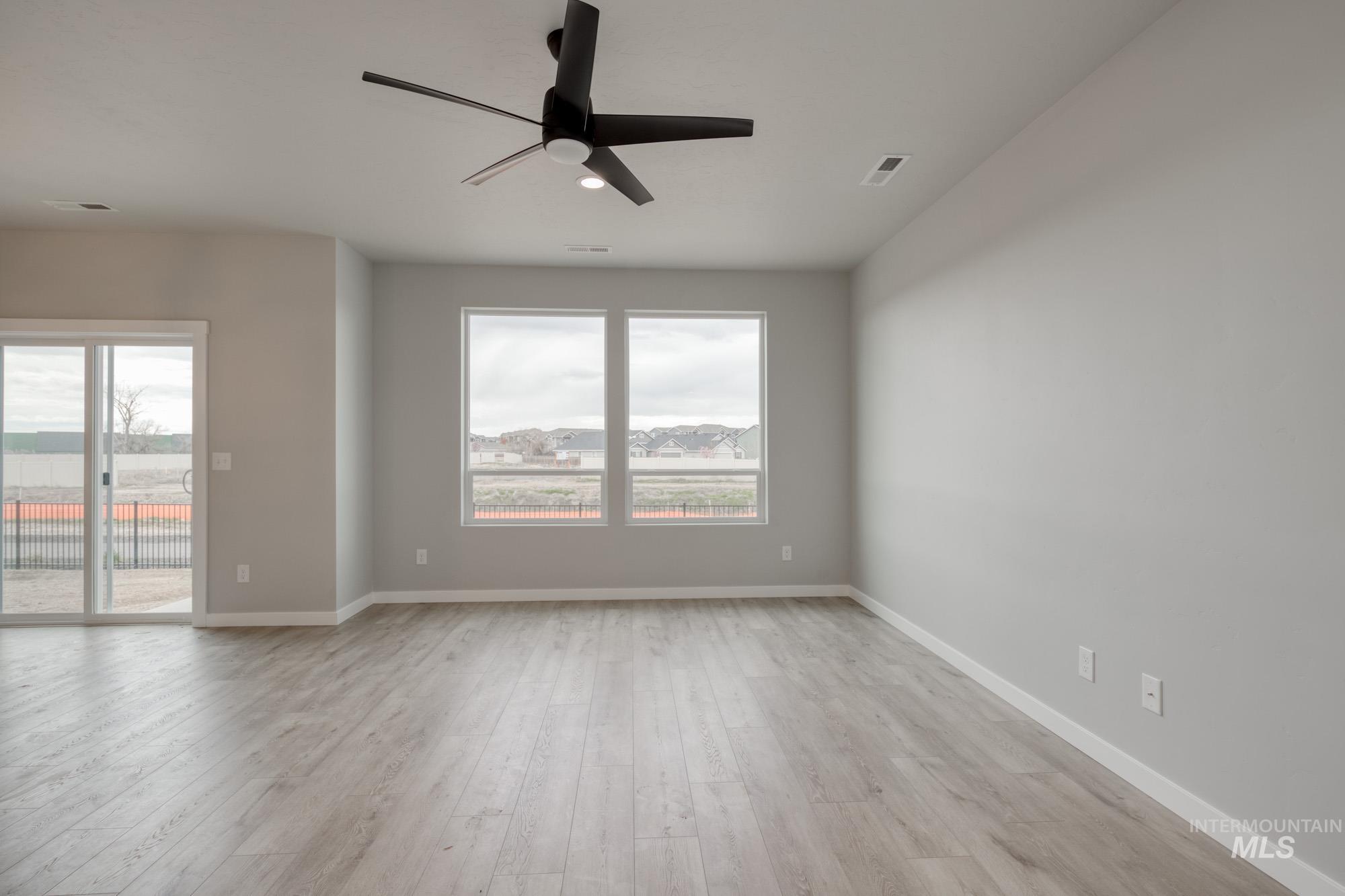 643 N Aleppo Way Property Photo 5