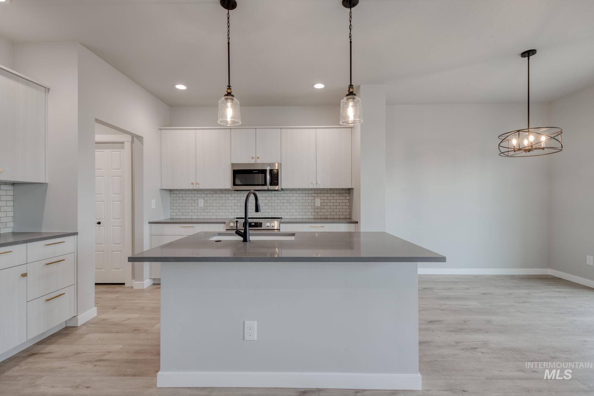 643 N Aleppo Way Property Photo 6