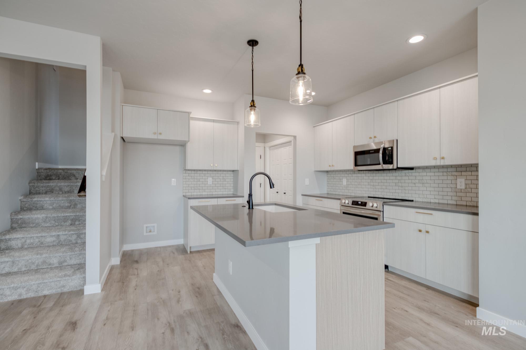 643 N Aleppo Way Property Photo 9