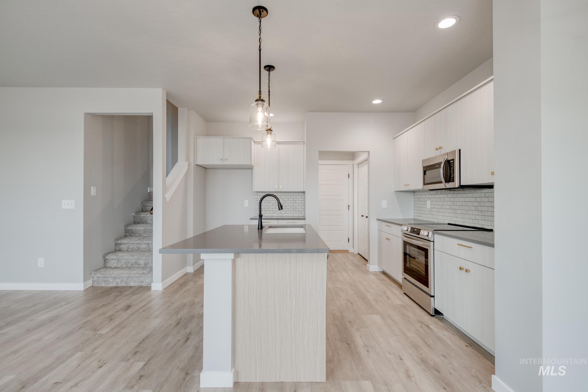 643 N Aleppo Way Property Photo 12
