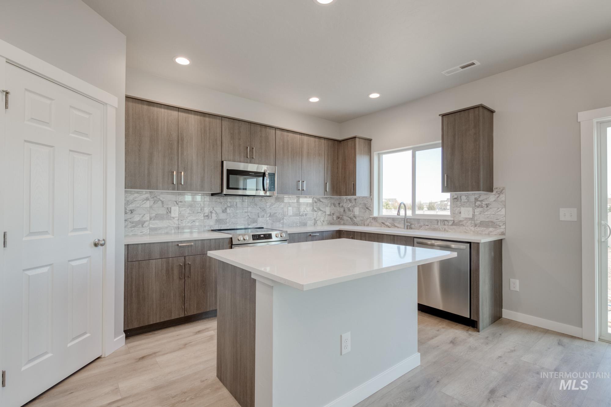 2480 W Opalite Dr Property Photo 4