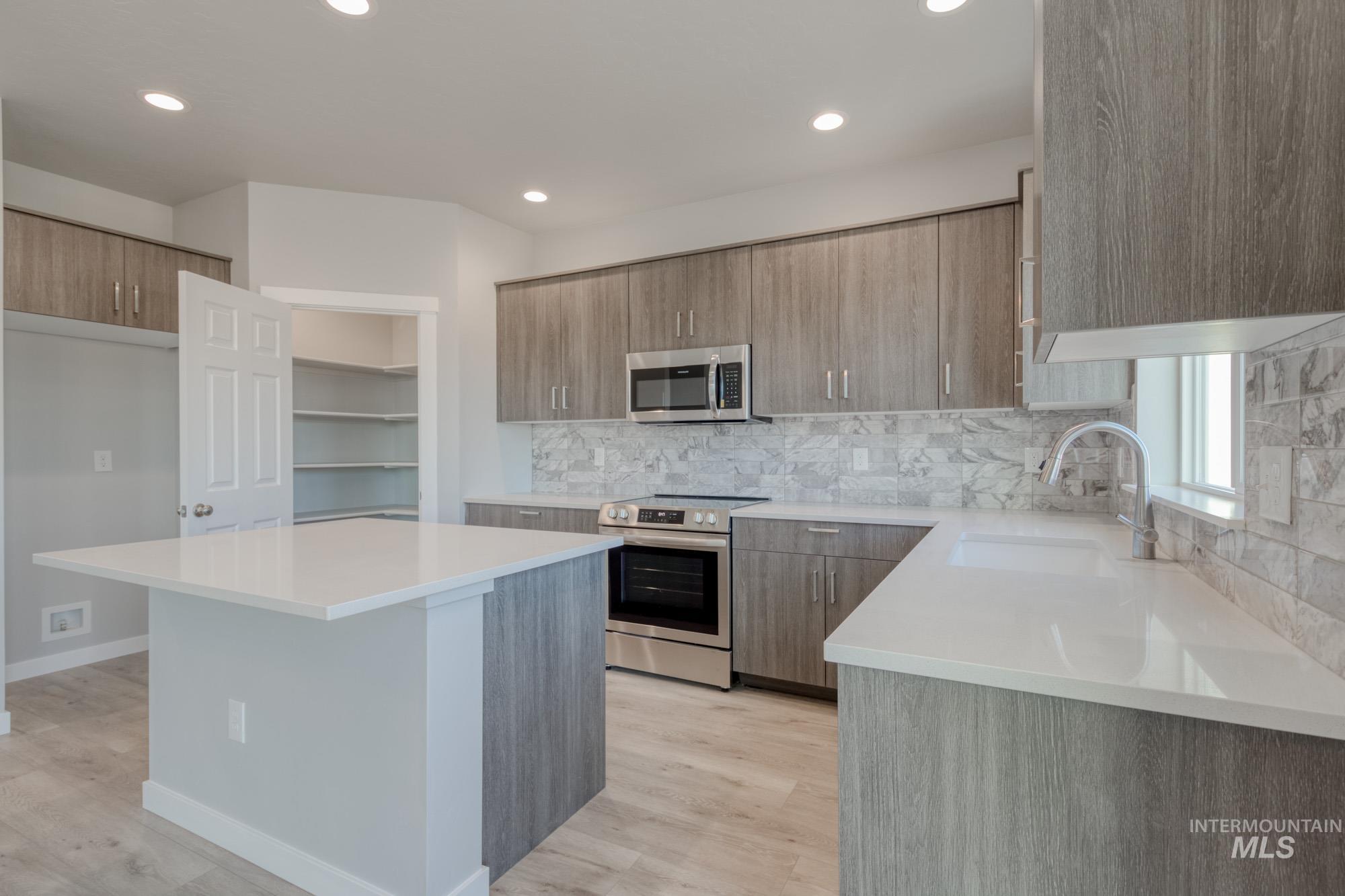 2480 W Opalite Dr Property Photo 6