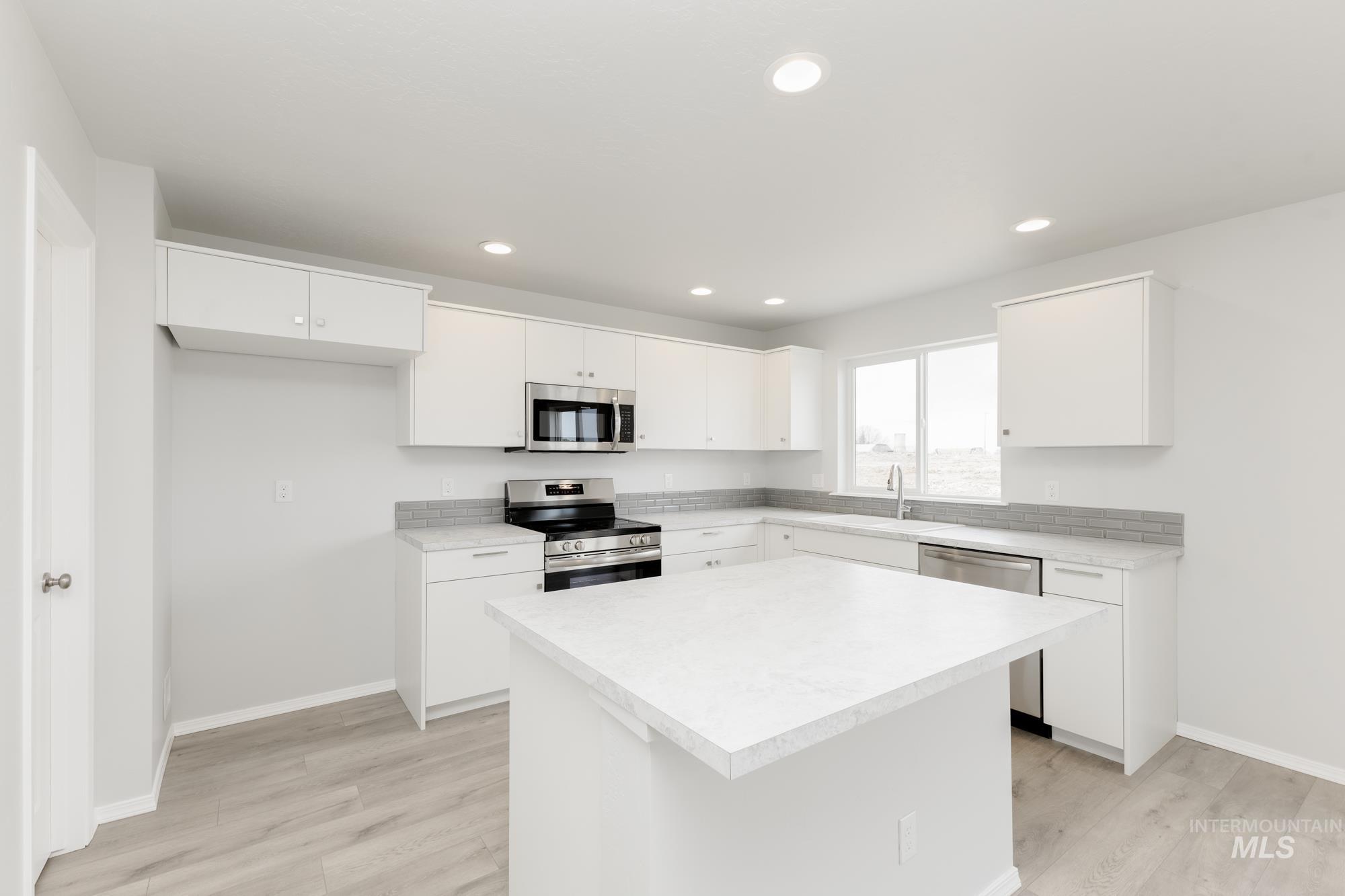 263 N Coltsfoot Ave Property Photo 4