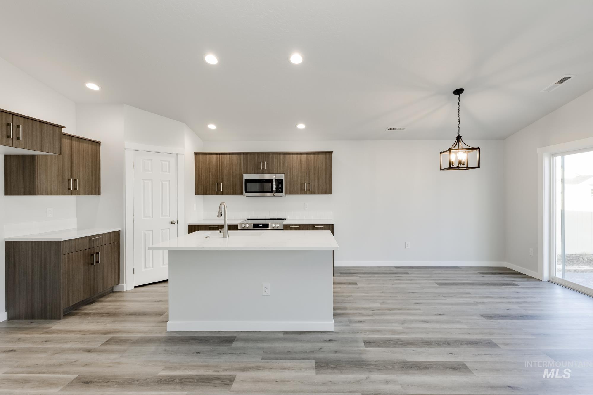 2216 W Hodor St Property Photo 3