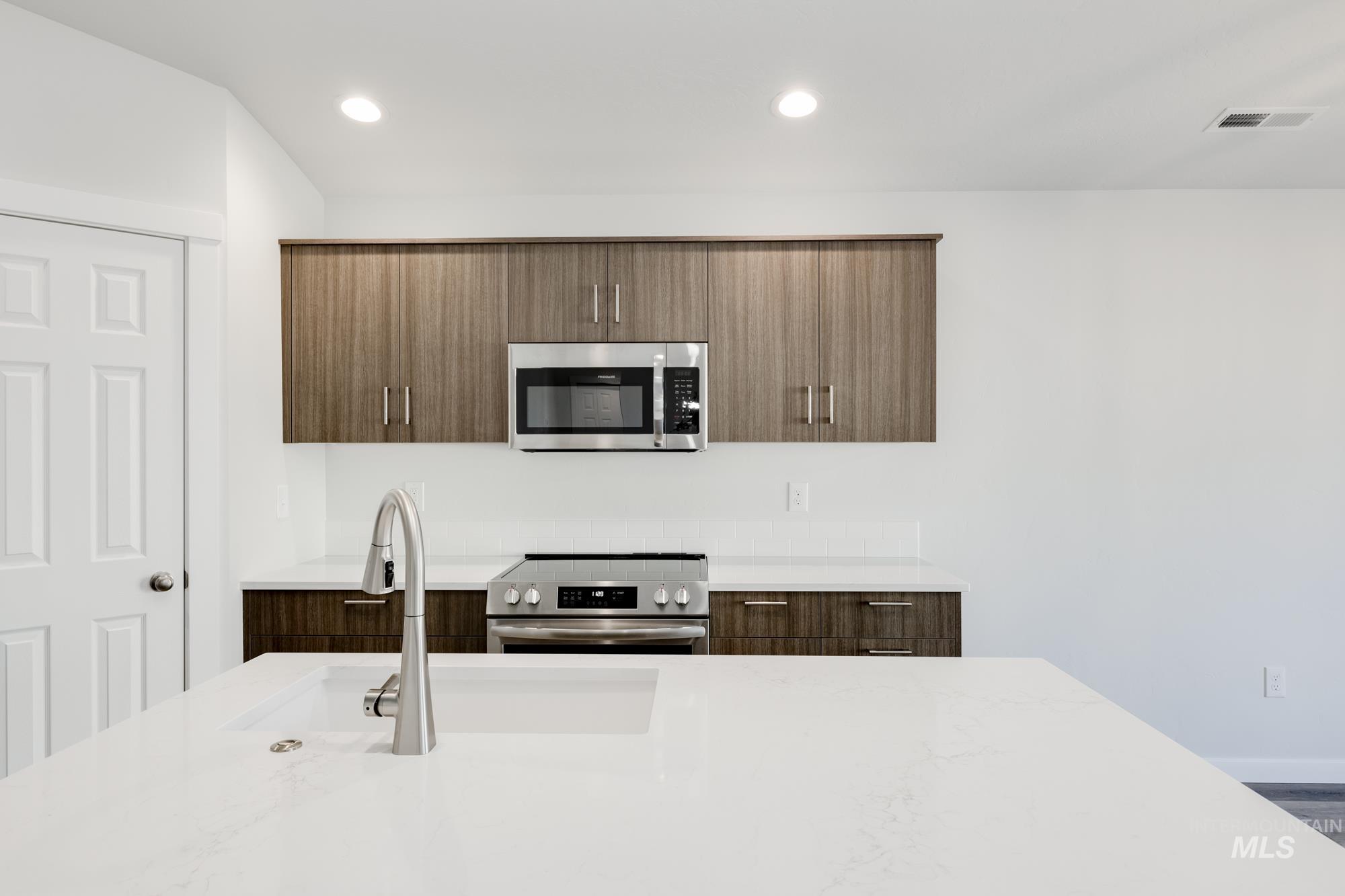 2216 W Hodor St Property Photo 4