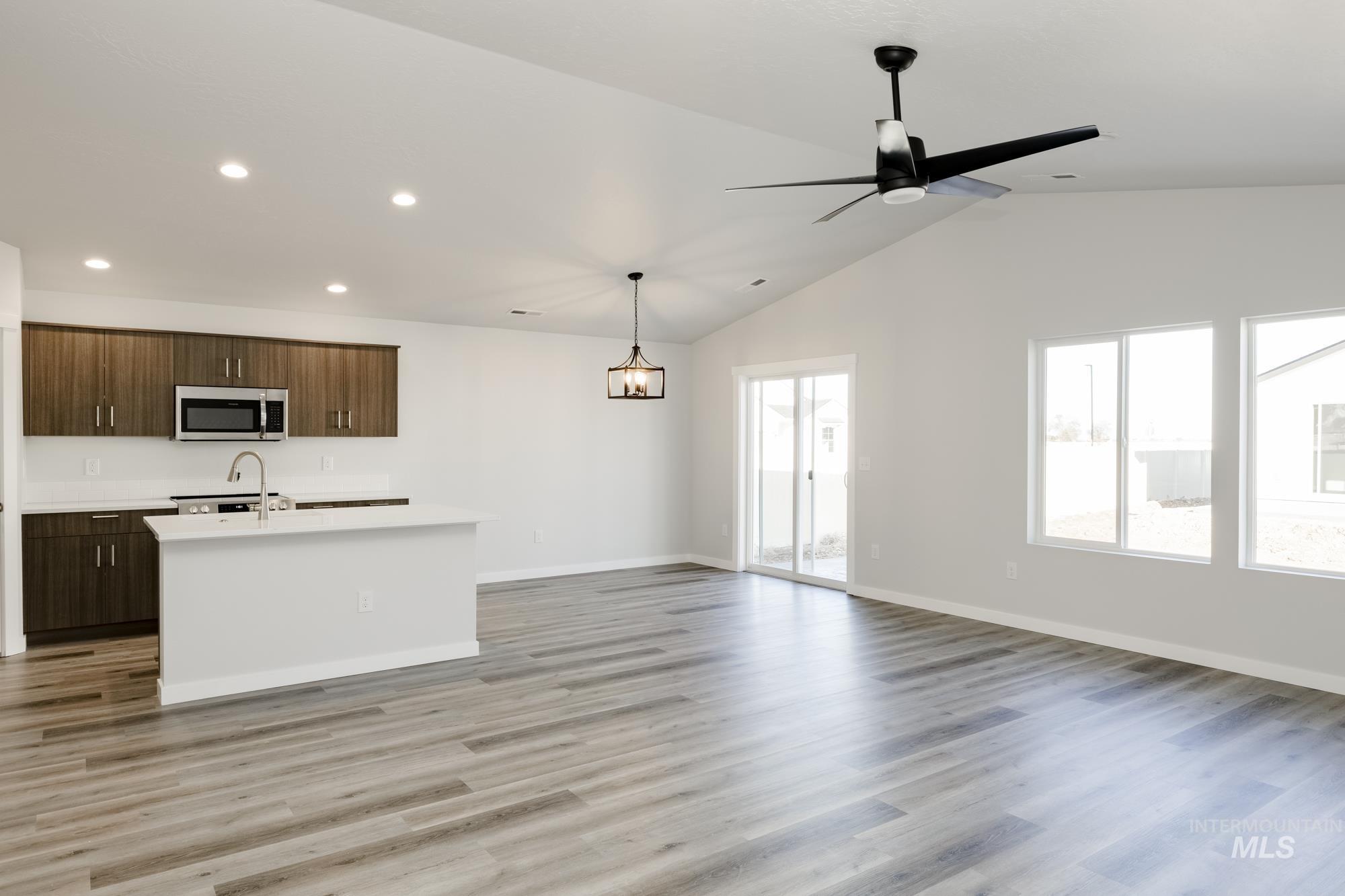 2216 W Hodor St Property Photo 7