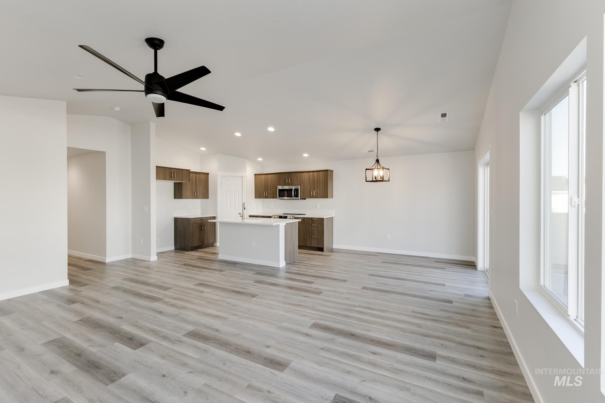 2216 W Hodor St Property Photo 8