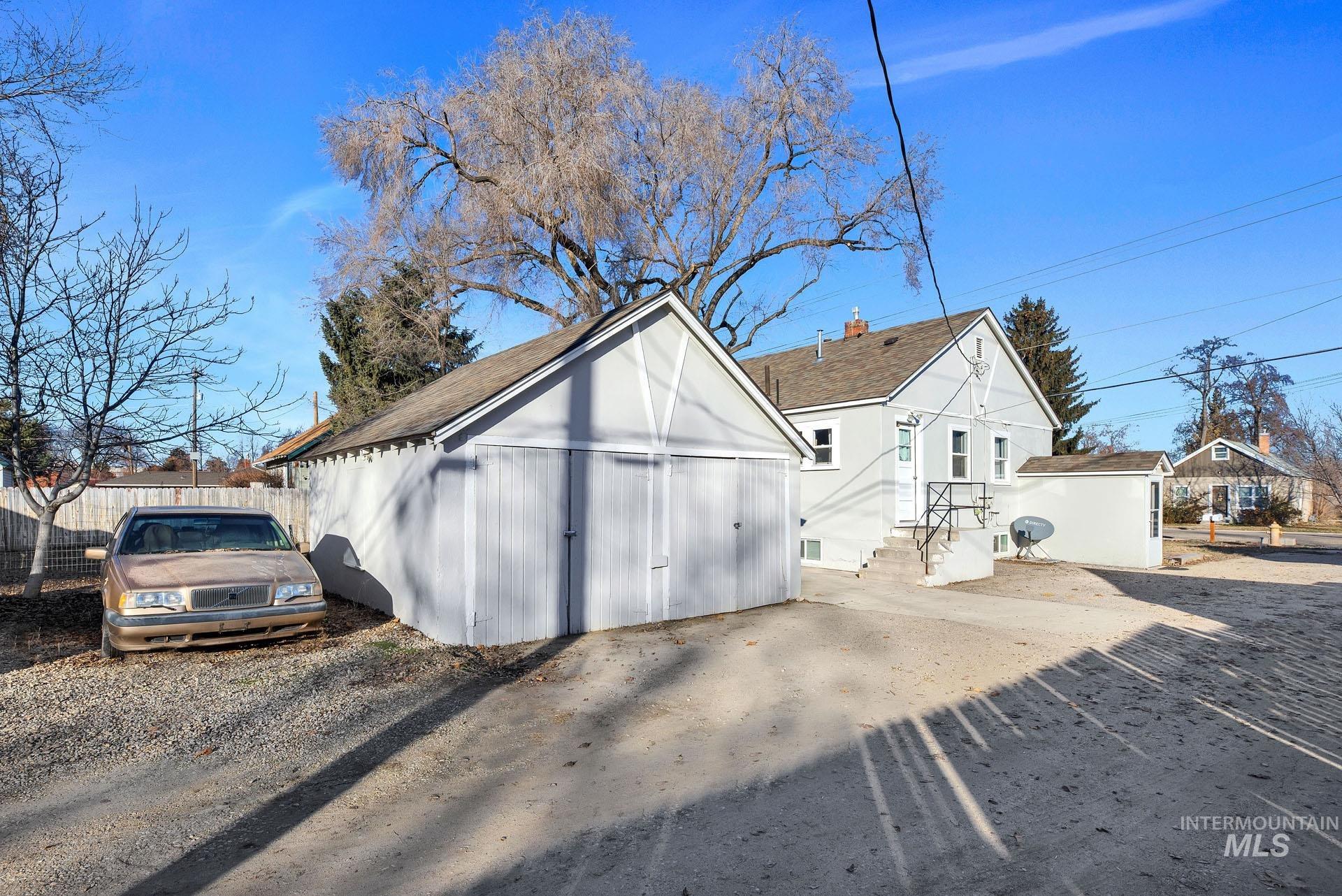 911 Amity Avenue Property Photo 5