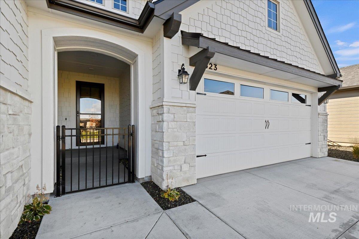 2523 E Berghan Ln Property Photo 4