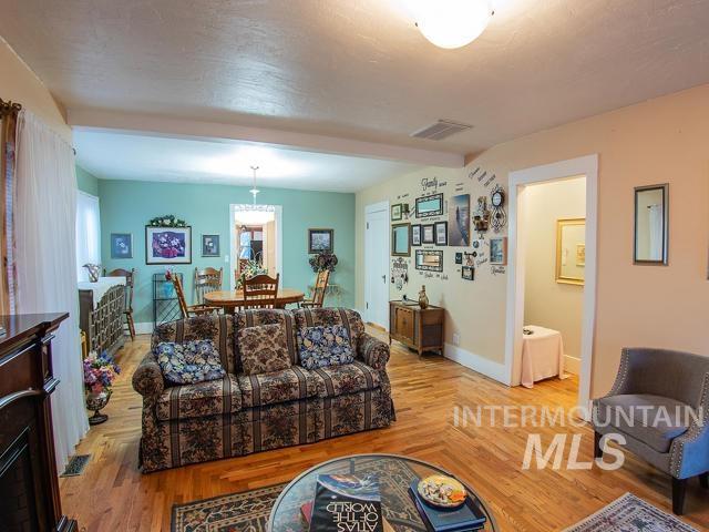 528 18th Ave N Property Photo 6