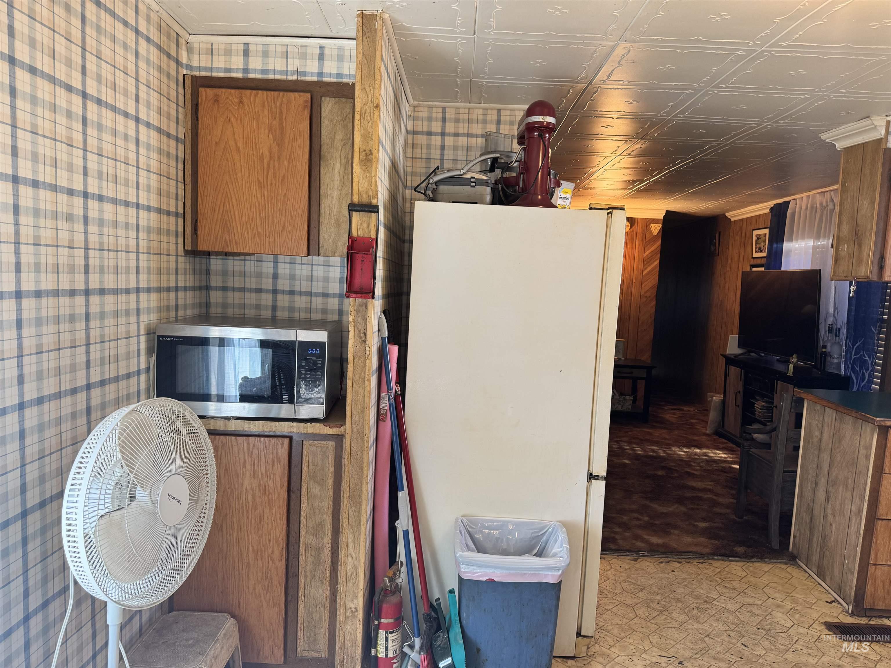 842 W Midway Property Photo 3
