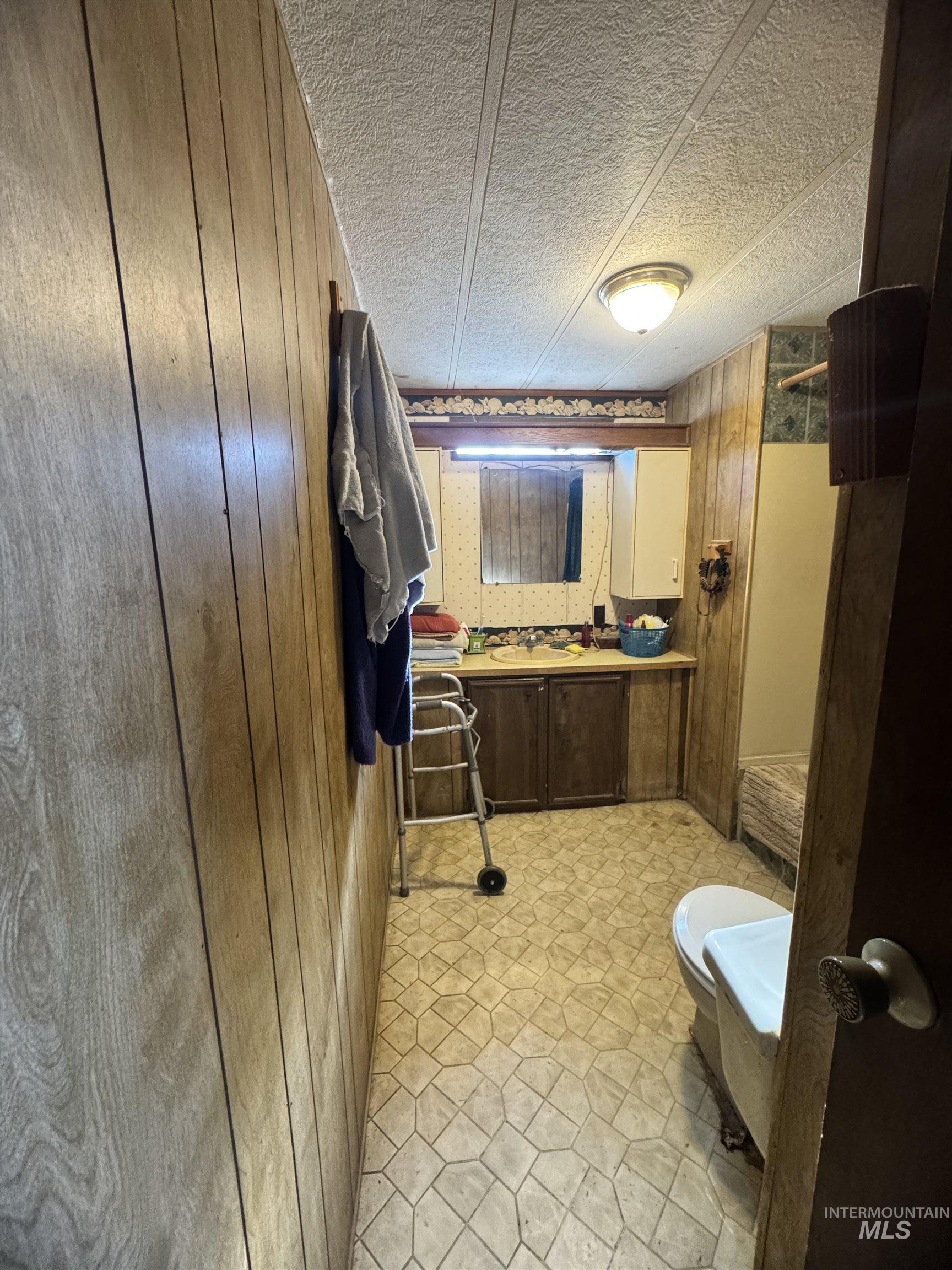 842 W Midway Property Photo 7
