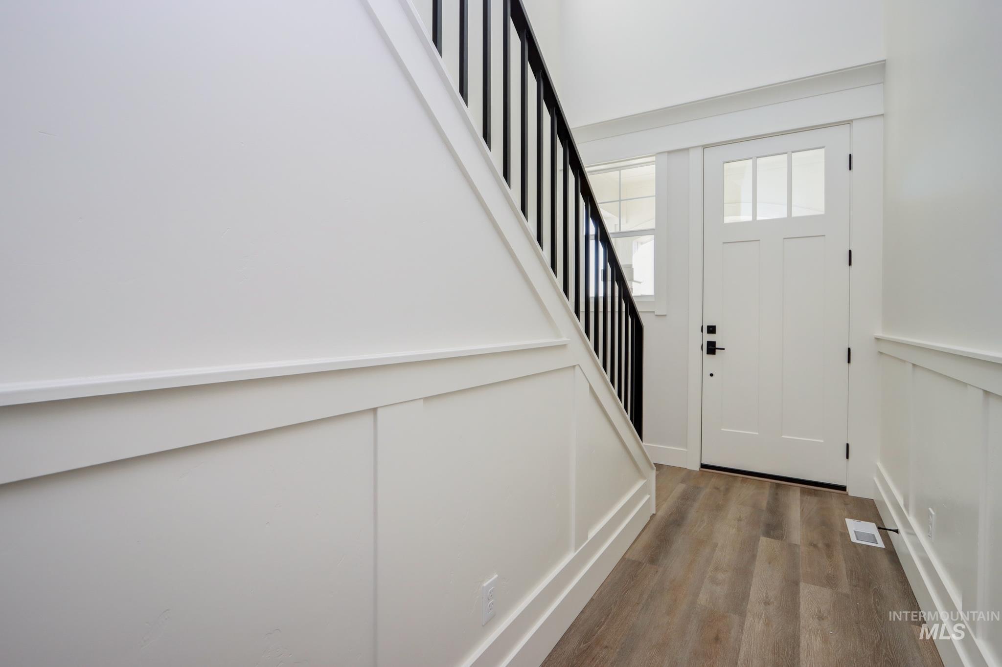 1217 N Meadowglen Ave Property Photo 2