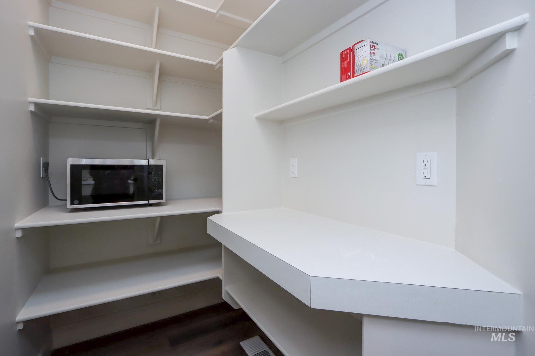 1217 N Meadowglen Ave Property Photo 15