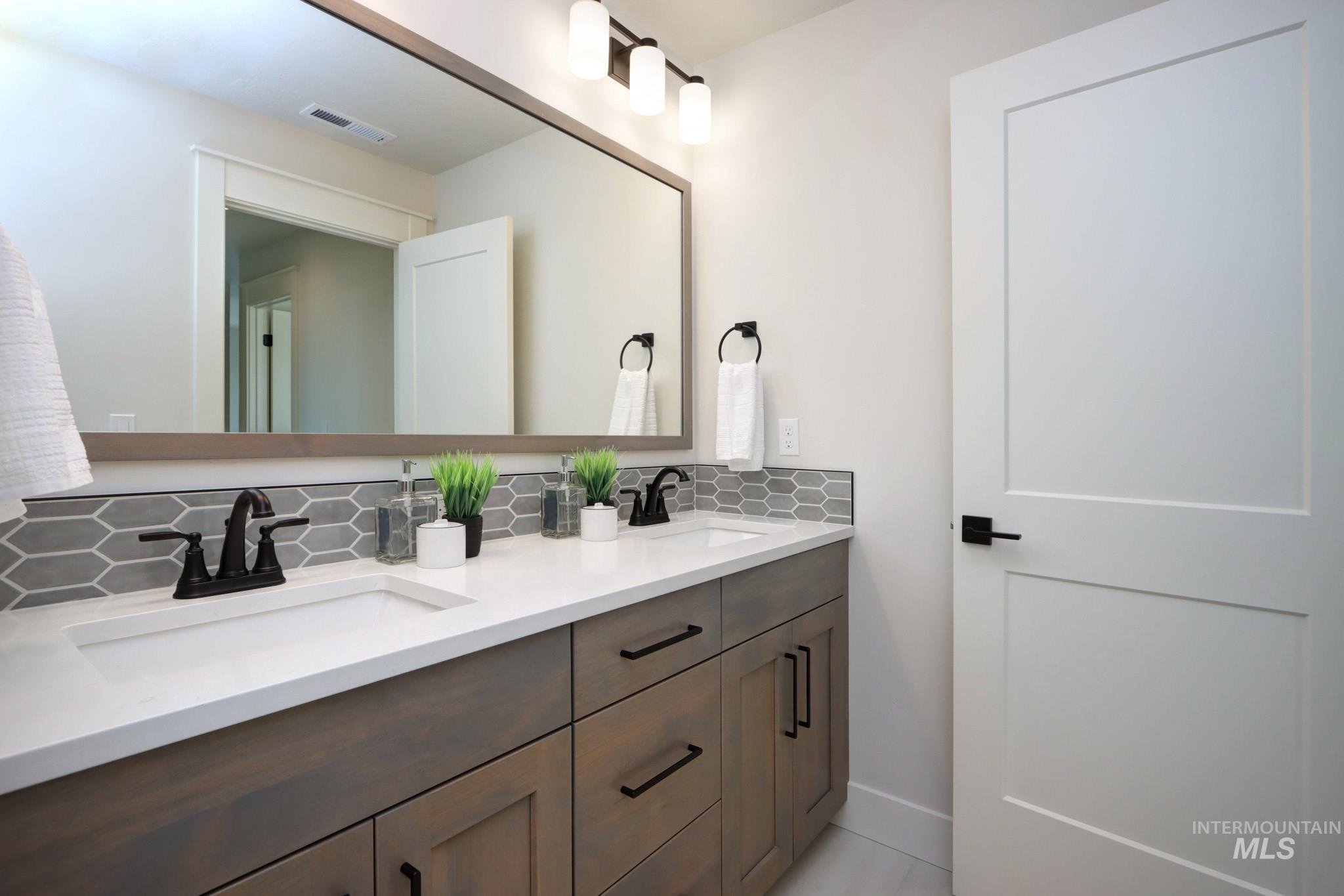 1217 N Meadowglen Ave Property Photo 35