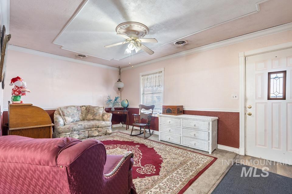 1176 S Park St Property Photo 4