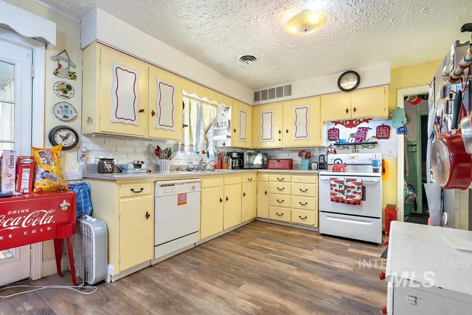 1176 S Park St Property Photo 10