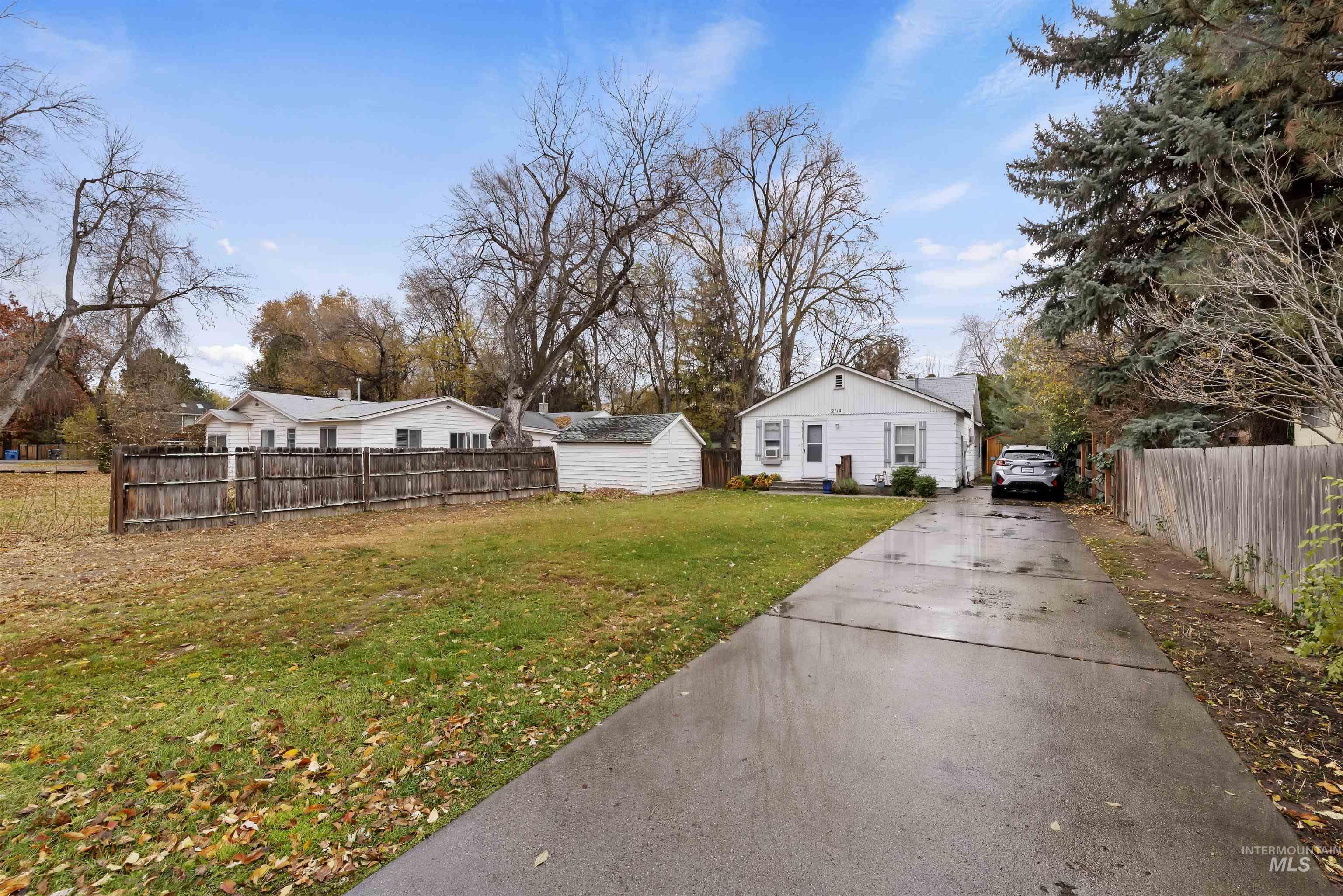 2114 S Stephen Ave Property Photo 2