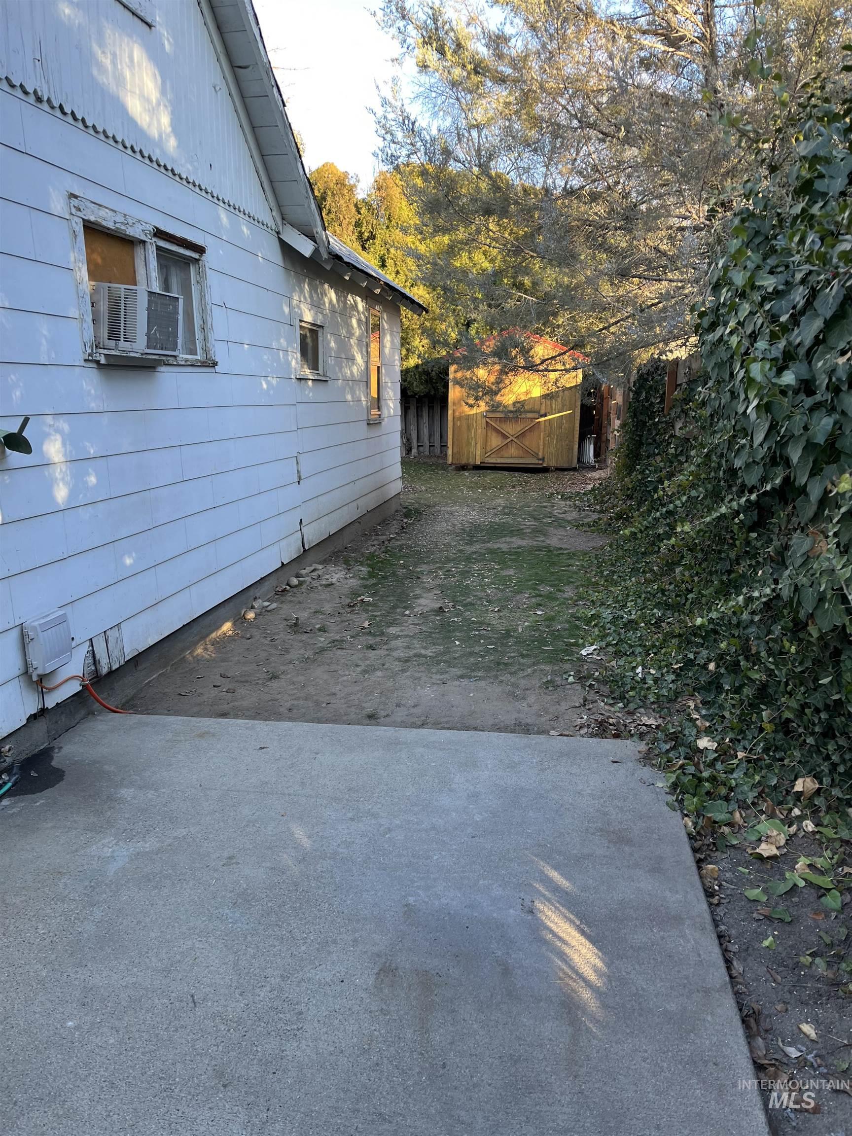 2114 S Stephen Ave Property Photo 17