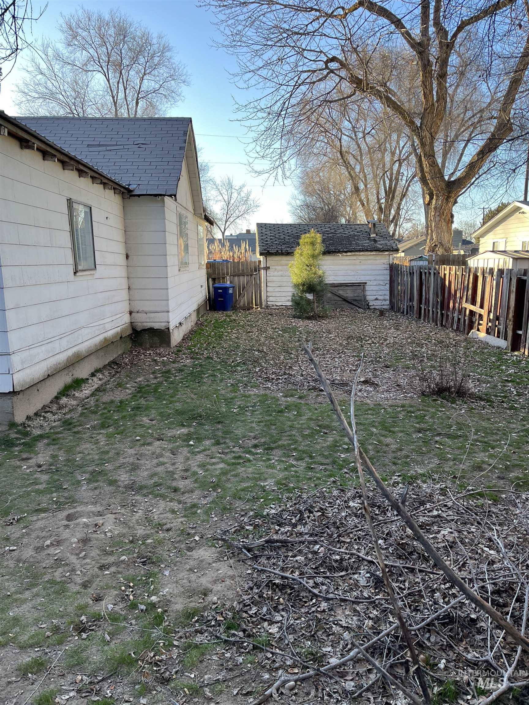 2114 S Stephen Ave Property Photo 19