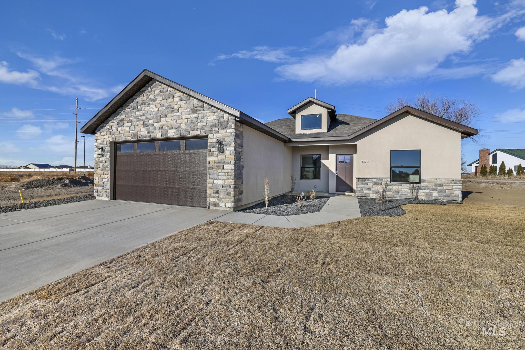 1421 Topaz Dr. Property Photo 1