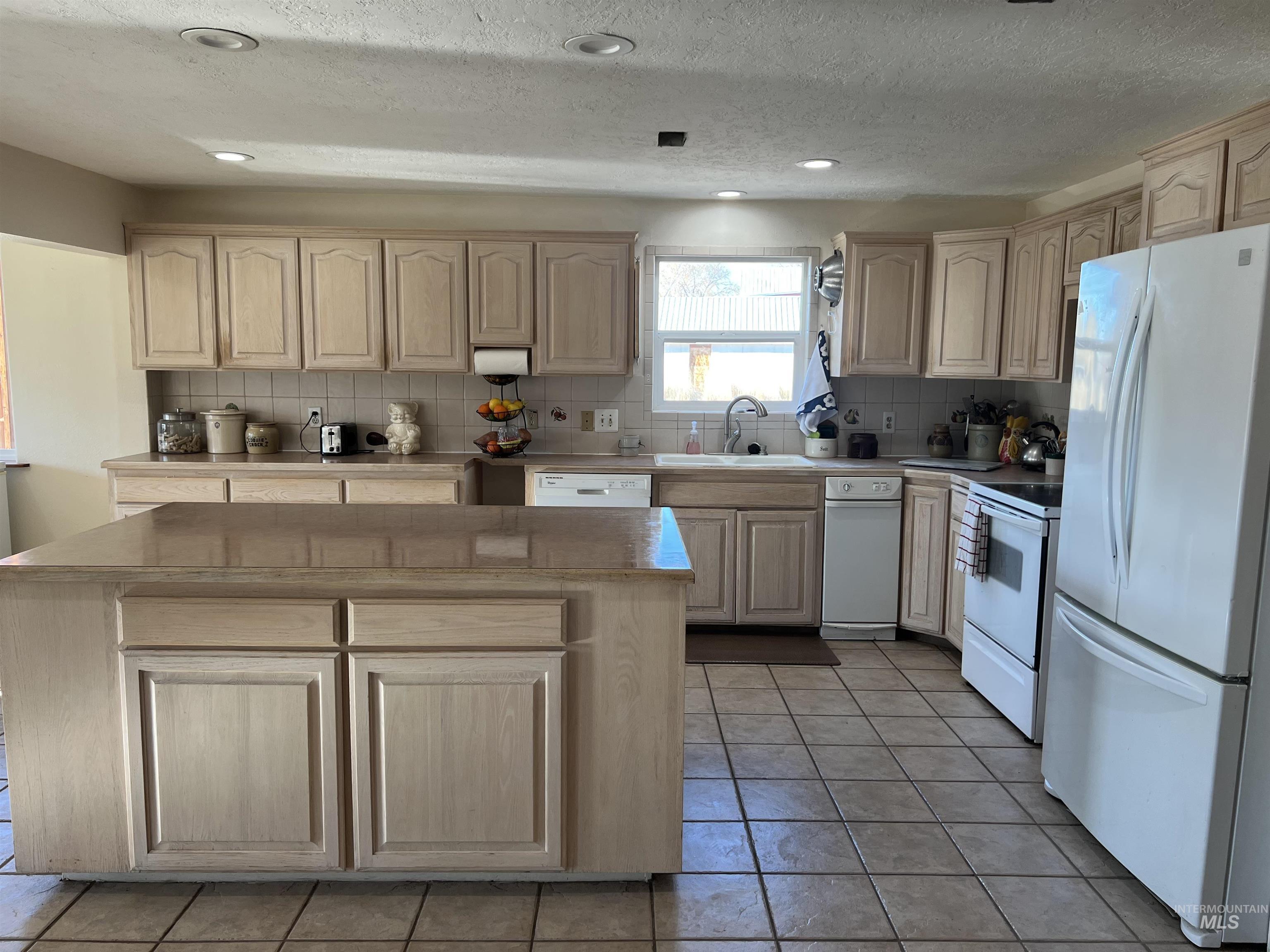 1010 Riverside Ave Property Photo 14
