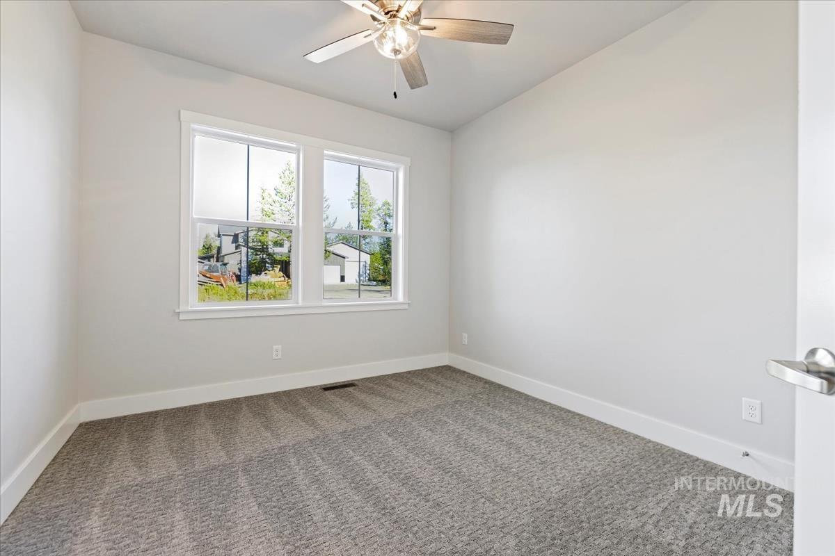 136 Jacks Loop Property Photo 25