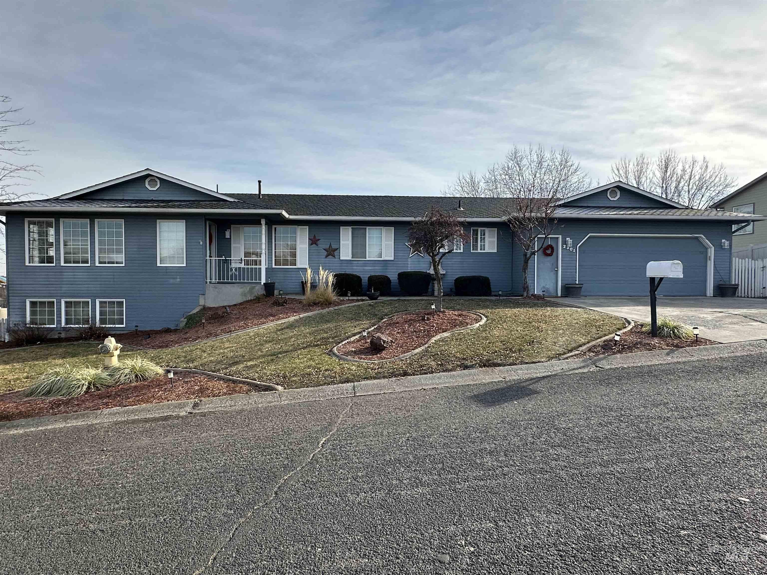 2901 Knollcrest Drive Property Photo 1