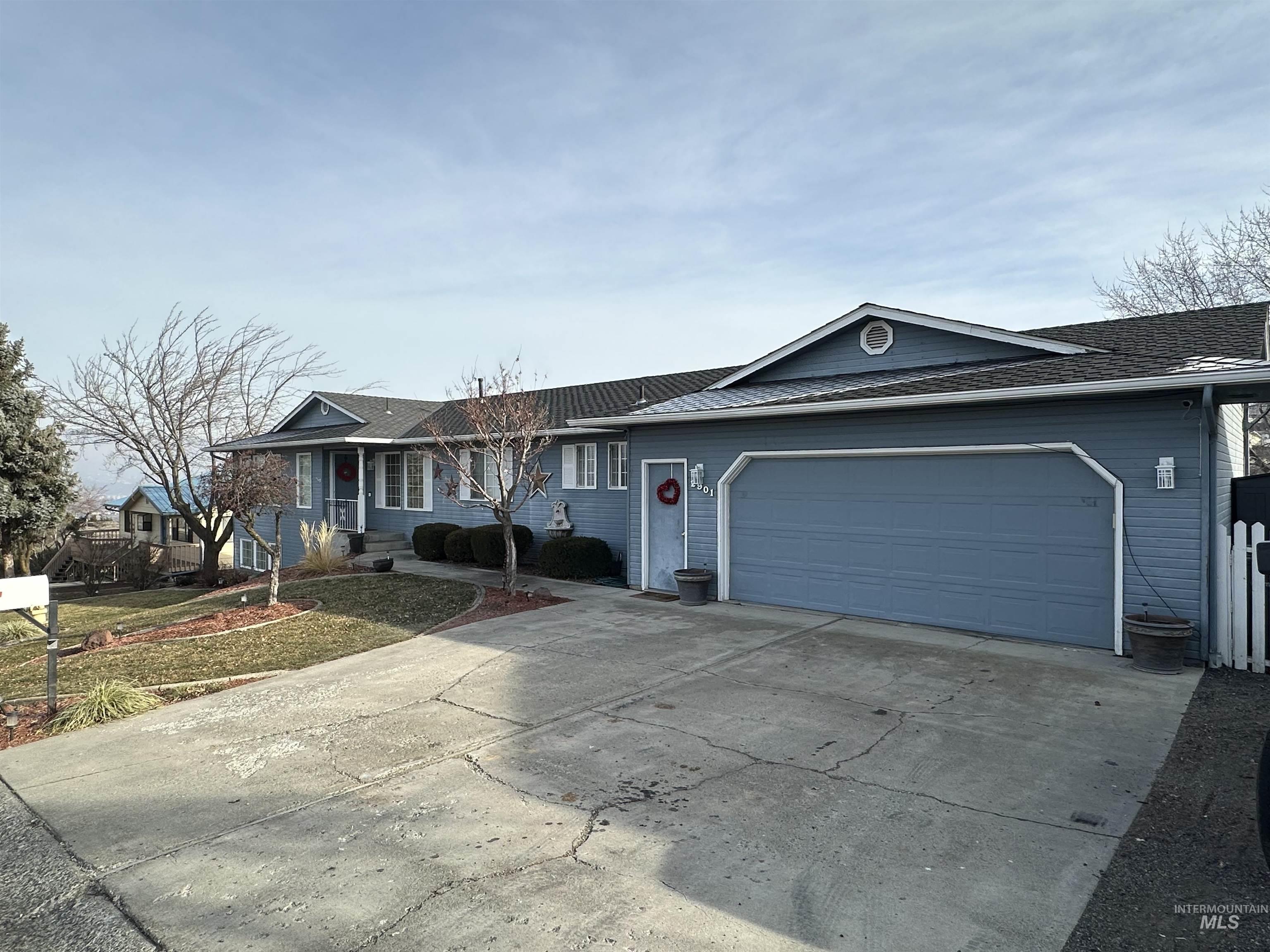 2901 Knollcrest Drive Property Photo 2