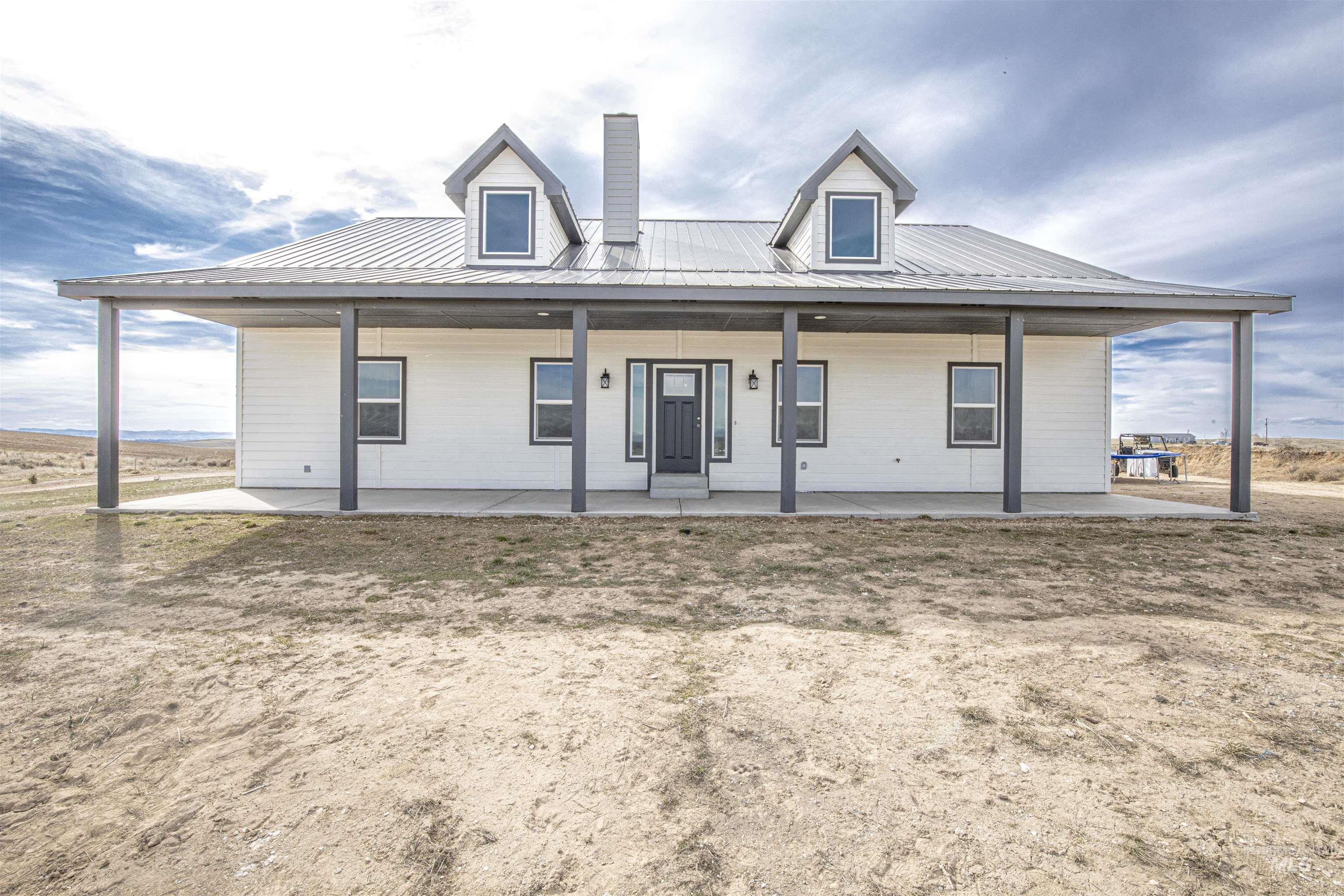 665 Tower Ln Property Photo 1